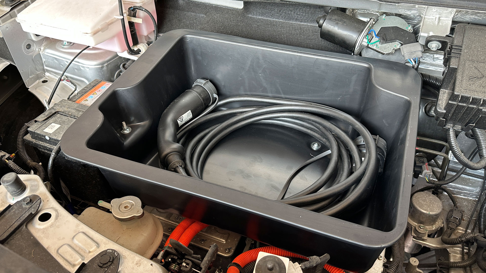 Der praktische Frunk für den Dacia Spring