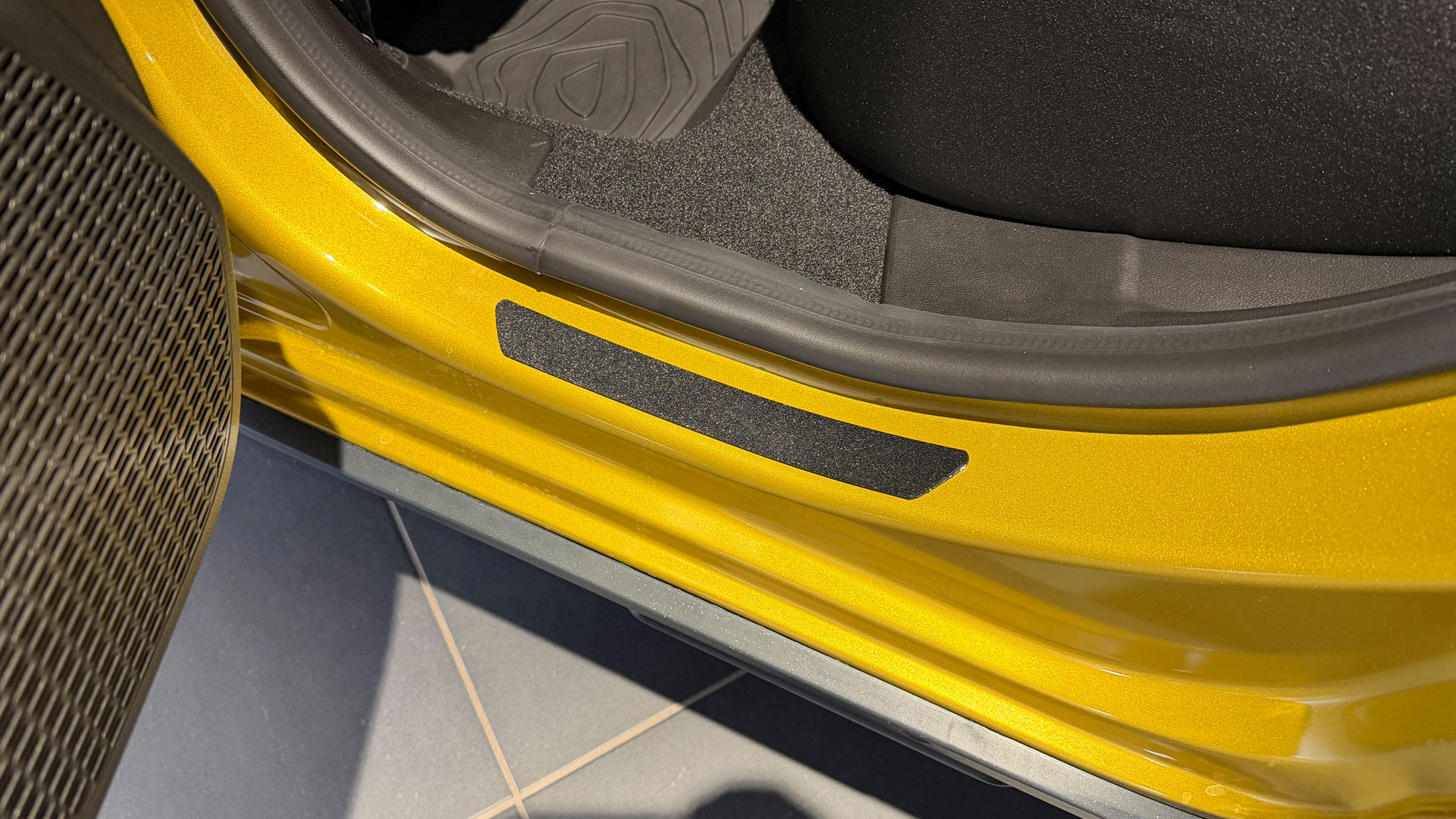 Universell Einsetzbare robuste Einstiegsleisten flexibel, biegsam und selbstklebend 