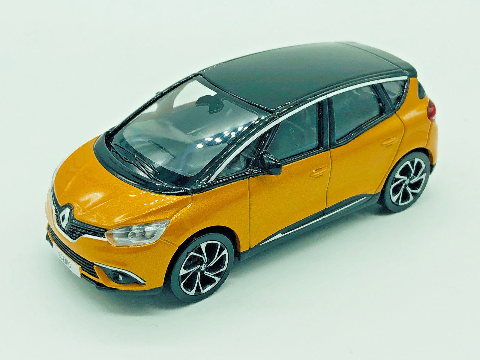 Renault Scenic Modellauto Farbe: Taklamakan Orange/Schwarz Maßstab 1/43 NEU/OVP